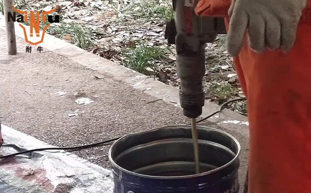 瓷砖背胶为什么有水斑？？？？？